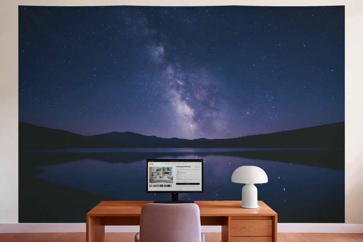 Wanddeko im Büro hinter dem Schreibtisch: Wandtuch Sternenhimmel über Bergsee, auf Stoff gedruckt