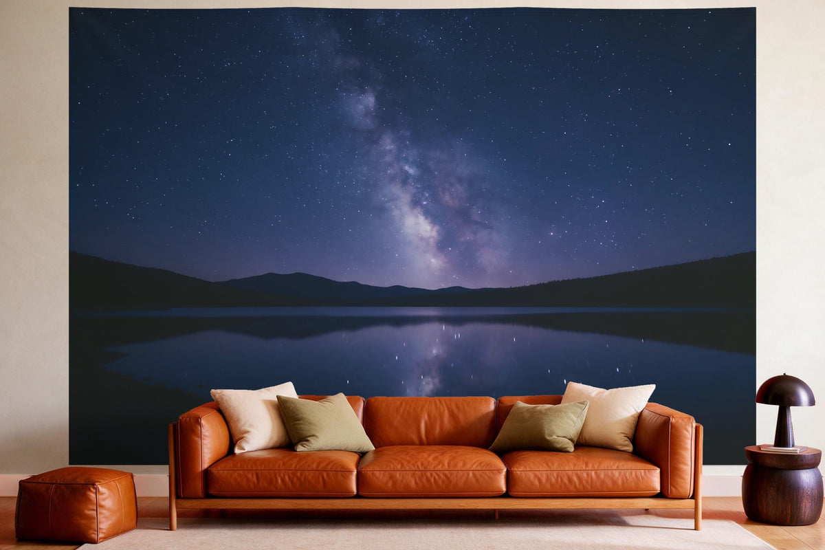 Wandtuch XXL Sternenhimmel über Bergsee als Wanddeko im gemütlichen Wohnzimmer über dem Ledersofa