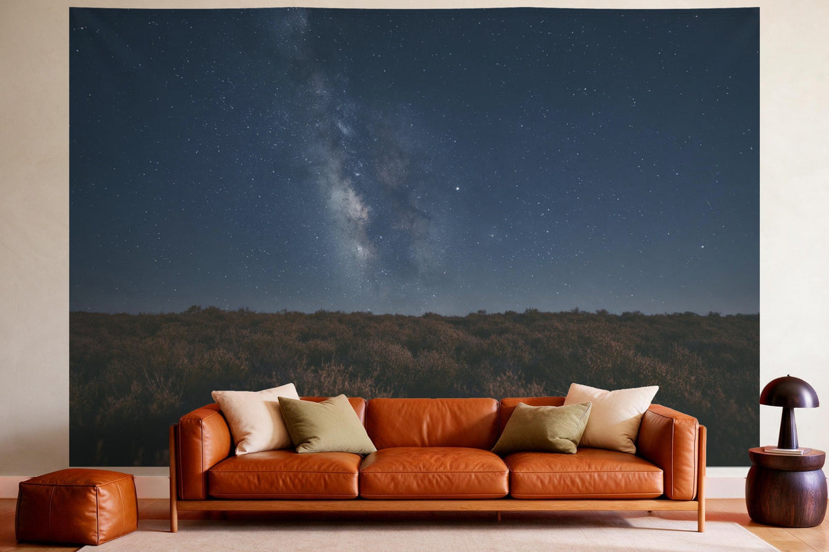 Wandtuch XXL Sternenhimmel über der Heide als Wanddeko im gemütlichen Wohnzimmer über dem Ledersofa