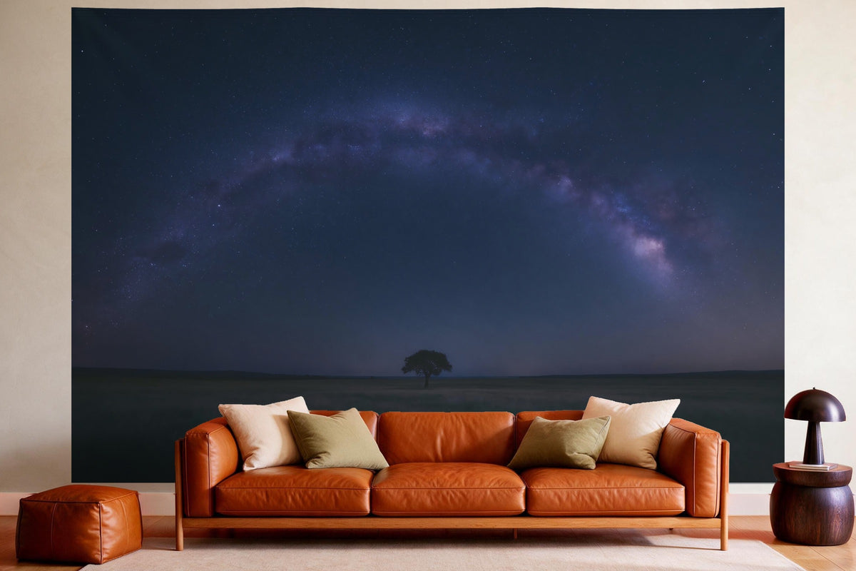 Wandtuch XXL Sternenhimmel mit Milchstrassenbogen als Wanddeko im gemütlichen Wohnzimmer über dem Ledersofa