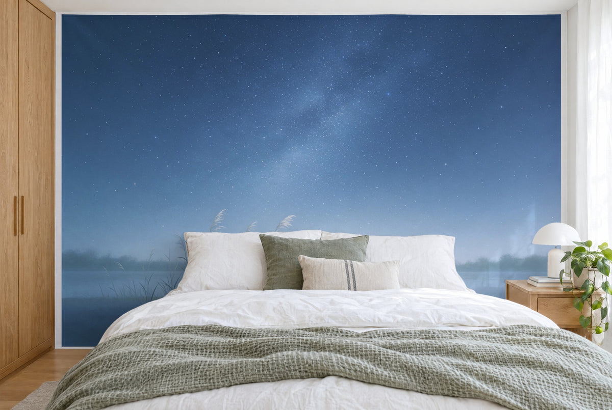 Bedruckter Stoff im XXL-Format: Sternenhimmel und Schilf links vorn am Ufer, wandfüllend hinter dem Bett