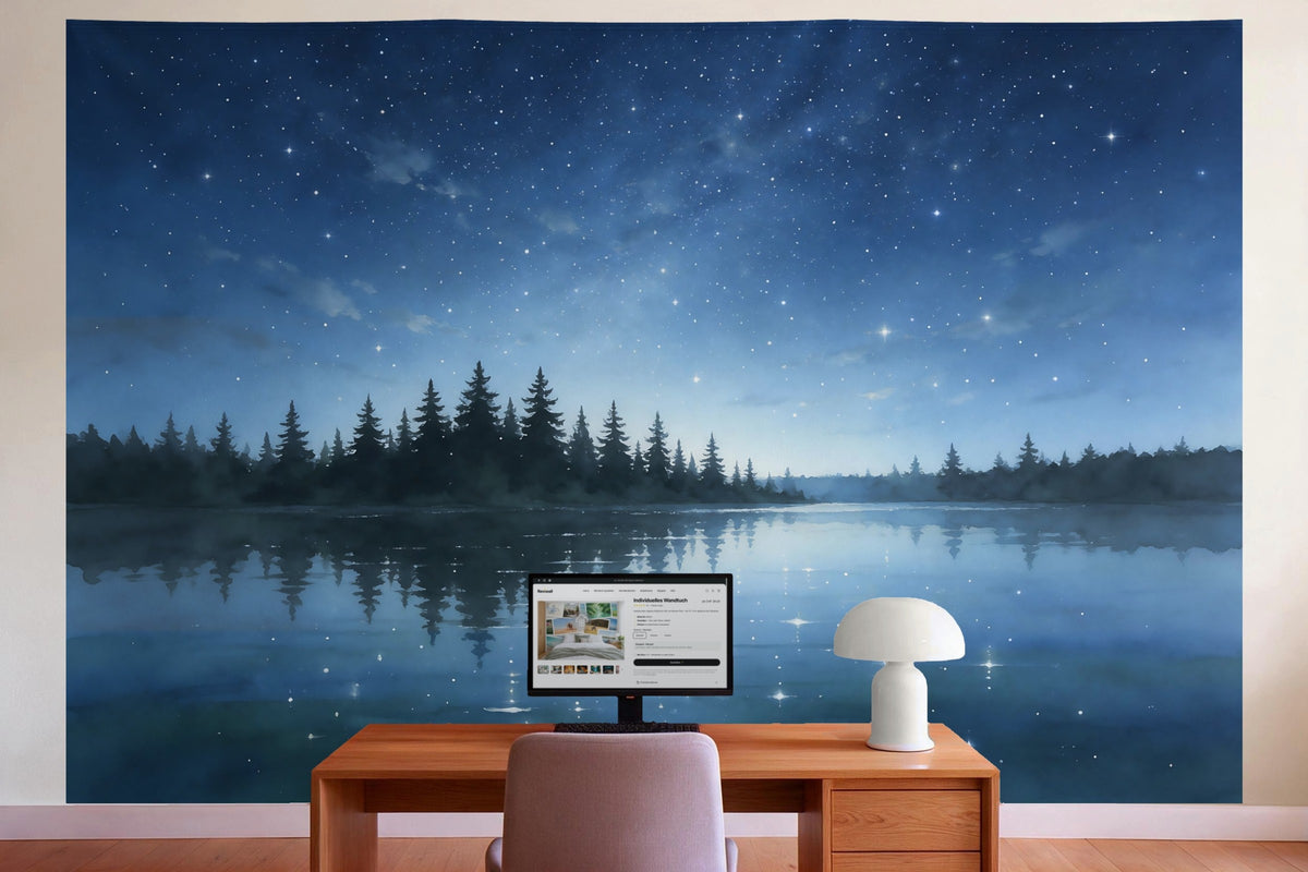 Wanddeko im Büro hinter dem Schreibtisch: Wandtuch Sternenhimmel über dem Waldsee, auf Stoff gedruckt