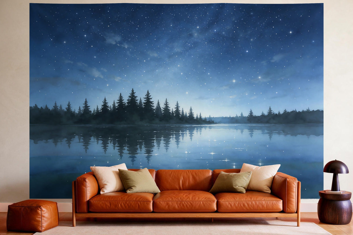Wandtuch XXL Sternenhimmel über dem Waldsee als Wanddeko im gemütlichen Wohnzimmer über dem Ledersofa
