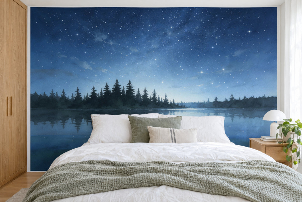 Tela impresa XXL: amplio cielo estrellado arriba, abetos y lago forestal en calma abajo, llenando la pared tras la cama