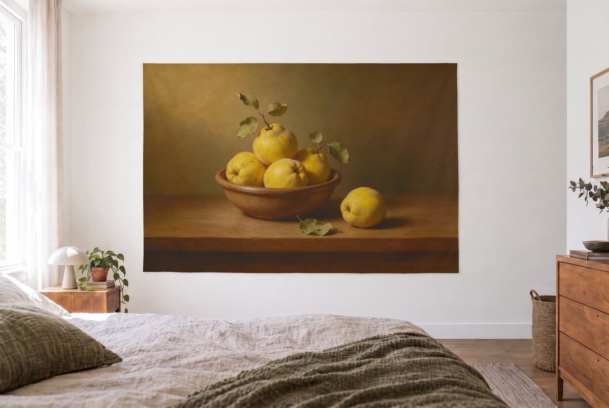 Tapiz bodegón con membrillos en un dormitorio claro frente a la cama, cómoda de madera a la derecha – amarillo y marrón
