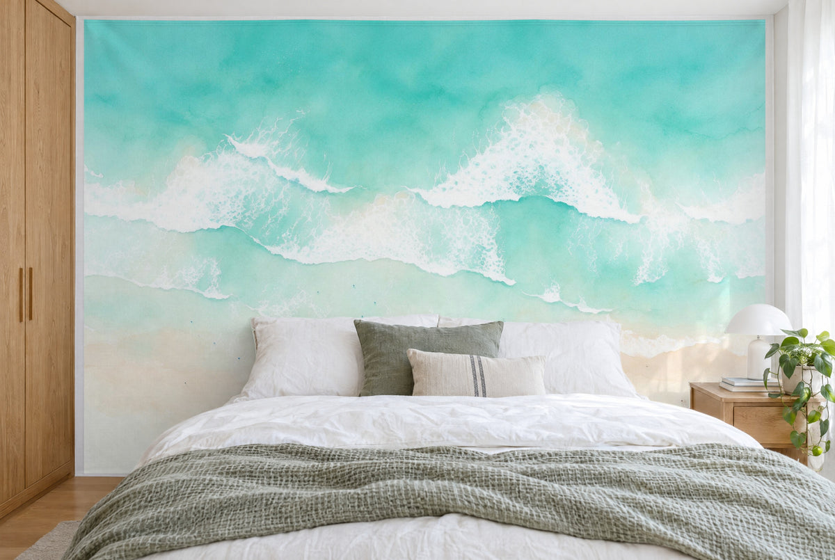 Grosses Wandtuch Strand von oben mit Surfern in Aquarell im Schlafzimmer wandfüllend hinter dem Bett – Wandbehang aus Stoff