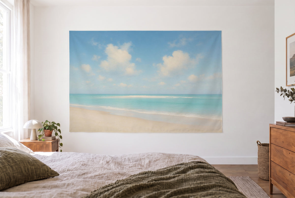 Wandtuch Strand unter blauem Wolkenhimmel im hellen Schlafzimmer gegenüber dem Bett, rechts eine Holzkommode – Blau und Beige