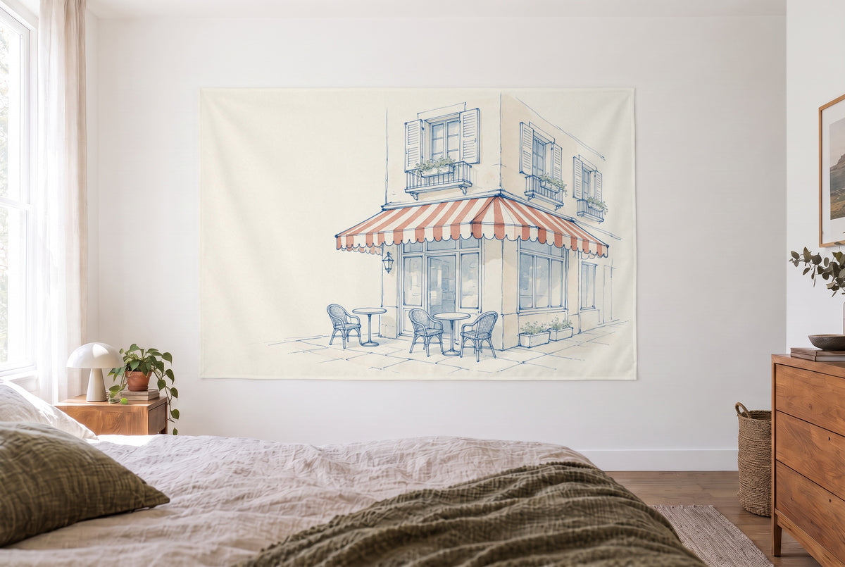 Wandtuch Strassencafé mit Bistrostühlen im hellen Schlafzimmer gegenüber dem Bett, rechts eine Holzkommode – Blau und Rot