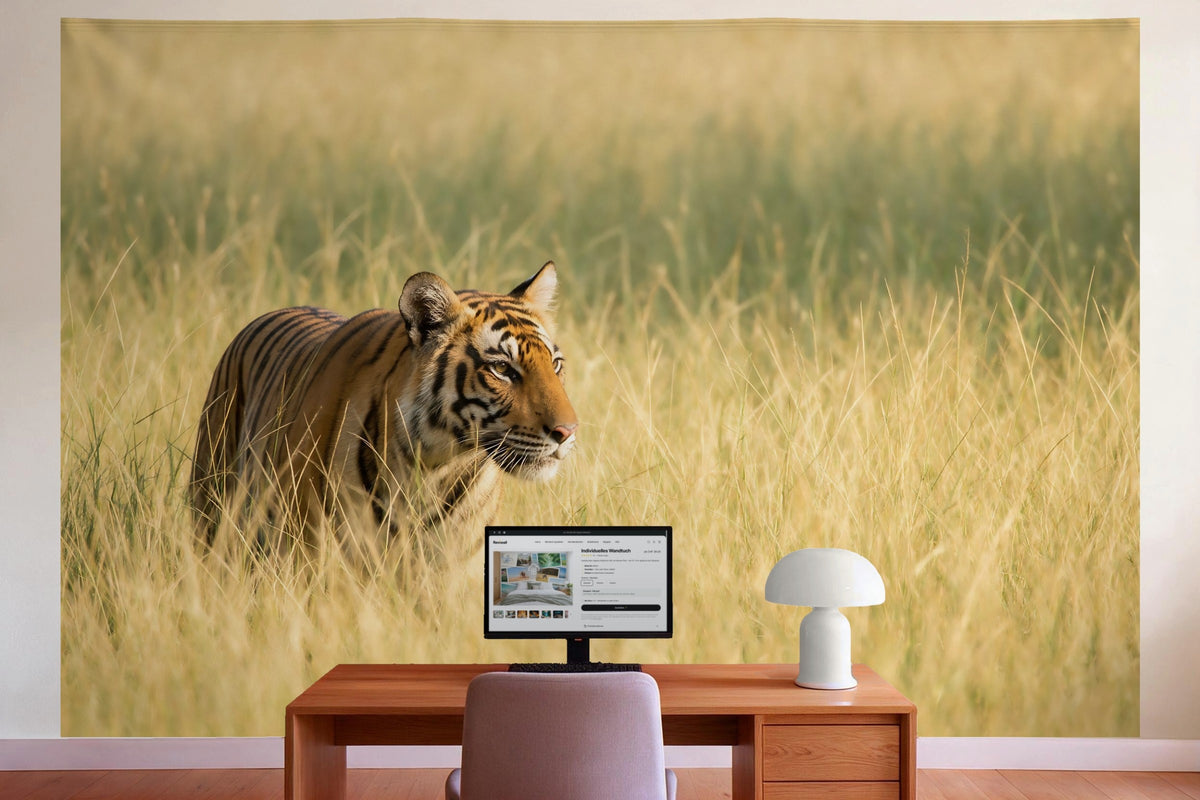 Déco murale dans le bureau derrière la table de travail : tenture murale Tigre dans les hautes herbes, imprimée sur tissu