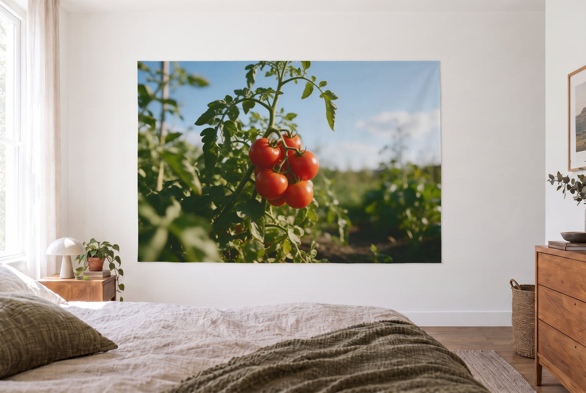 Wandtuch Tomaten an der Staude im hellen Schlafzimmer gegenüber dem Bett, rechts eine Holzkommode – Rot, Grün und Blau