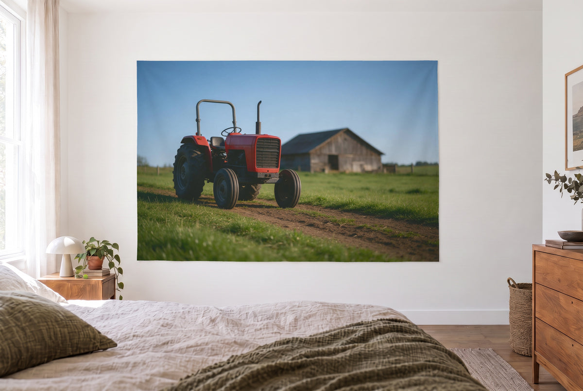 Wandtuch Roter Traktor auf dem Bauernhof im hellen Schlafzimmer gegenüber dem Bett, rechts eine Holzkommode – Rot und Grün