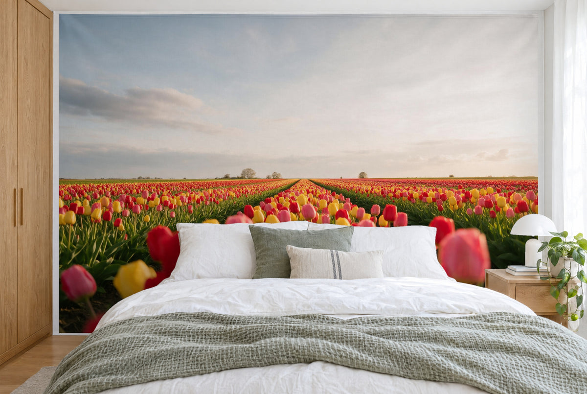 Tissu imprimé XXL : rangées de tulipes vers l'horizon au centre, vaste ciel du soir en haut, mur entier derrière le lit
