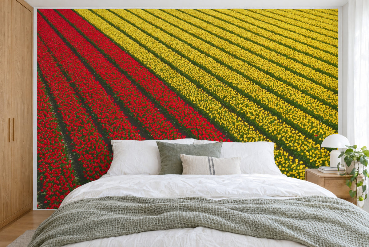 Bedruckter Stoff im XXL-Format: diagonale Tulpenstreifen in Rot und Gelb von oben, wandfüllend hinter dem Bett