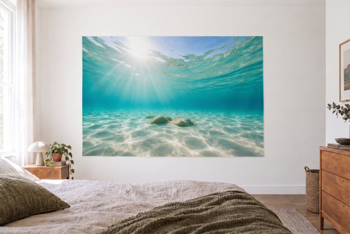 Tapiz Rayos de sol bajo el agua en el dormitorio claro frente a la cama, cómoda de madera a la derecha – turquesa y arena