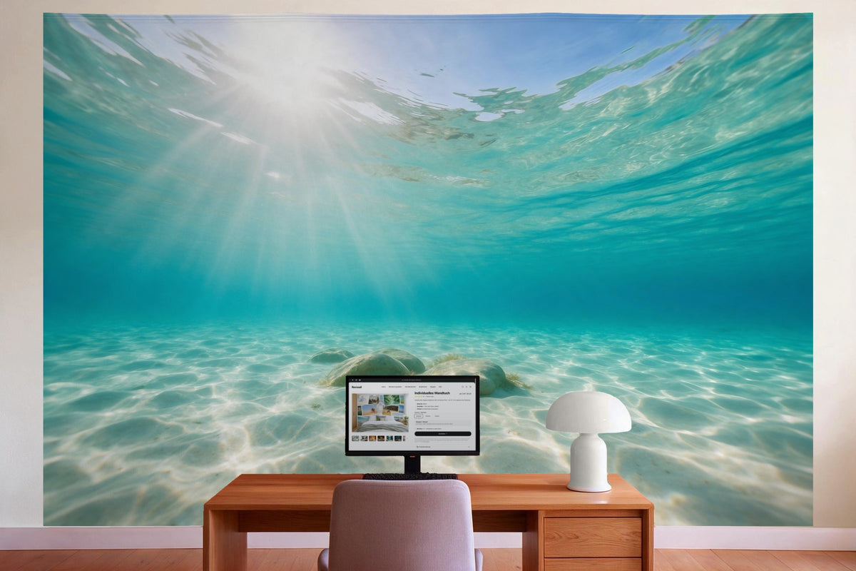 Wanddeko im Büro hinter dem Schreibtisch: Wandtuch Sonnenstrahlen unter Wasser, auf Stoff gedruckt