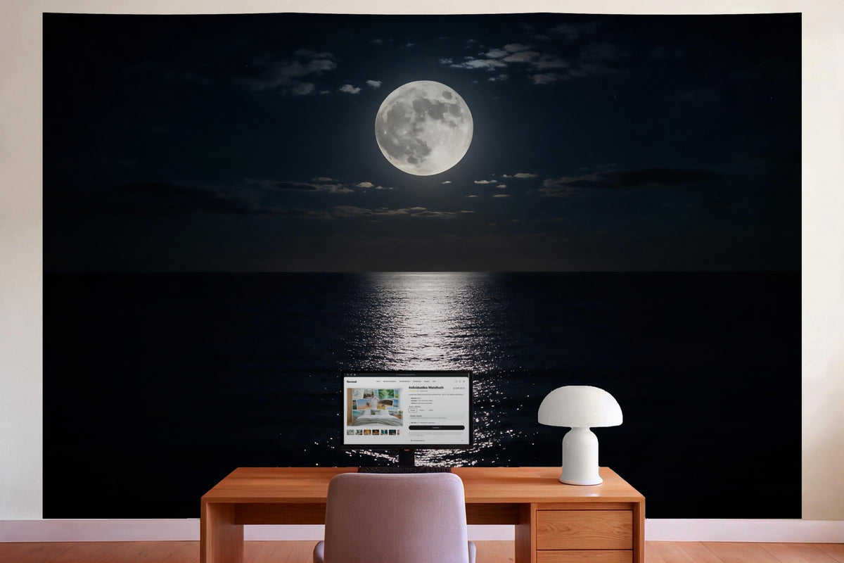 Déco murale dans le bureau derrière la table de travail : tenture murale Pleine lune sur la mer, imprimée sur tissu