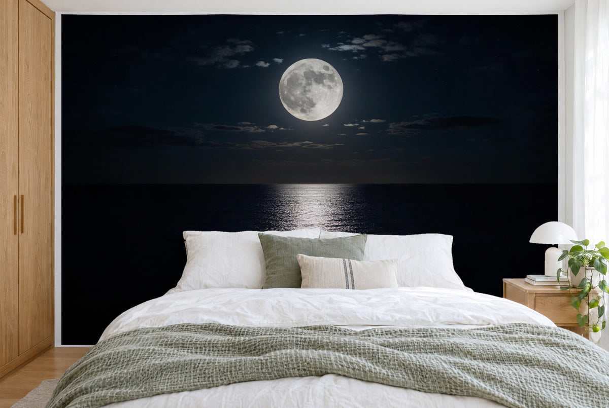 Grande tenture murale Pleine lune sur la mer dans la chambre, sur tout le mur derrière le lit – tapisserie en tissu