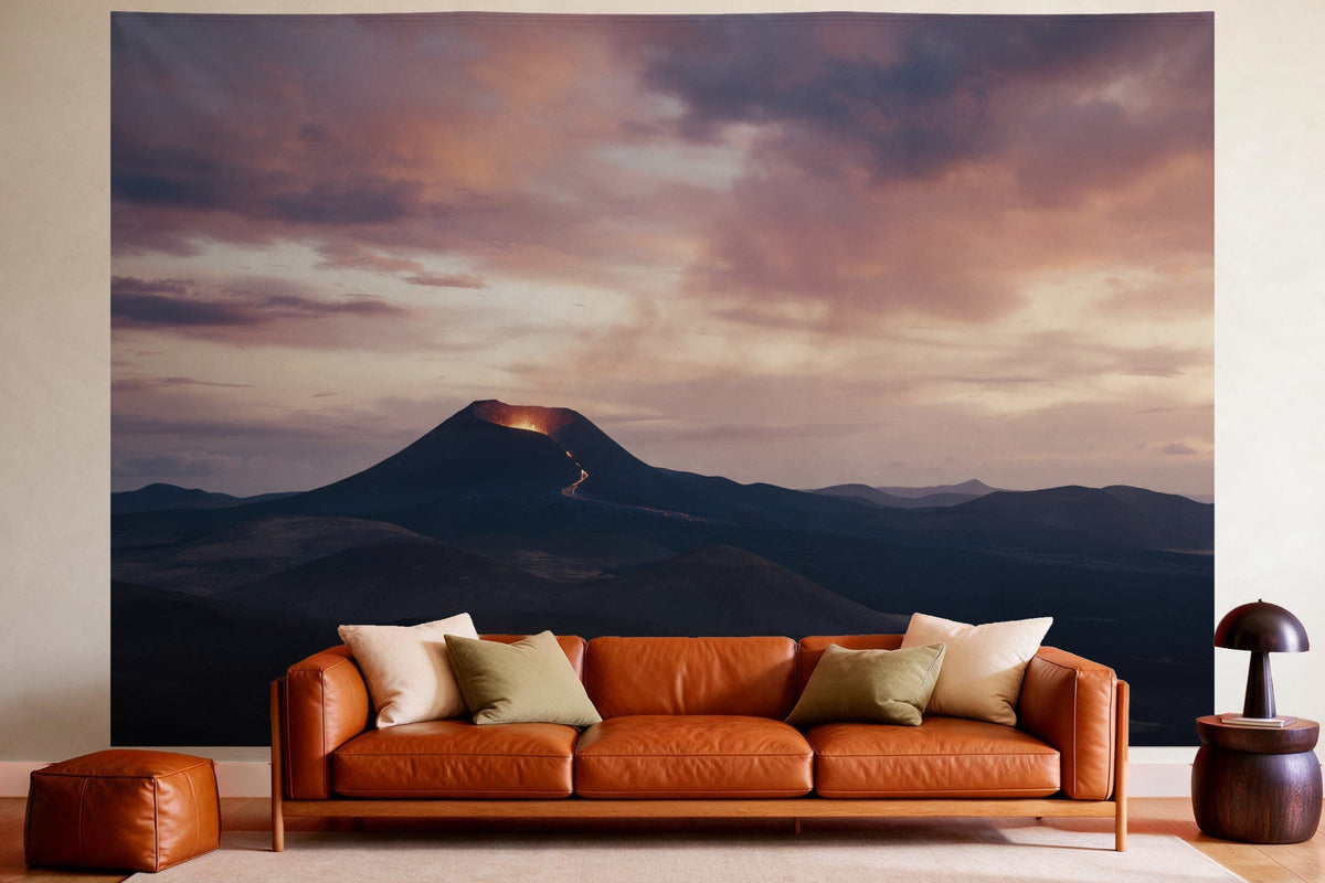 Déco murale dans un salon chaleureux au-dessus du canapé en cuir : tenture murale Volcan au soleil couchant, imprimée sur tissu