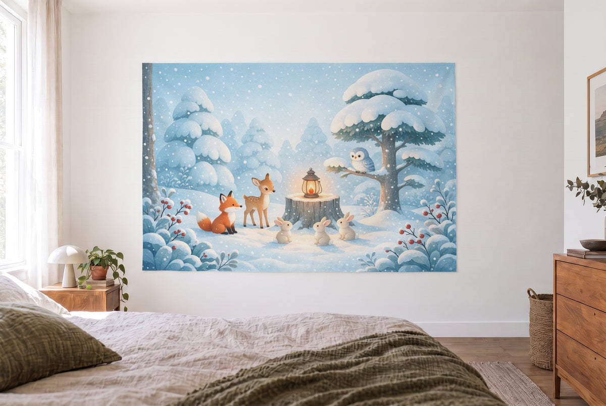 Tapiz animales del bosque en invierno en un dormitorio luminoso frente a la cama, cómoda de madera a la derecha – azul hielo