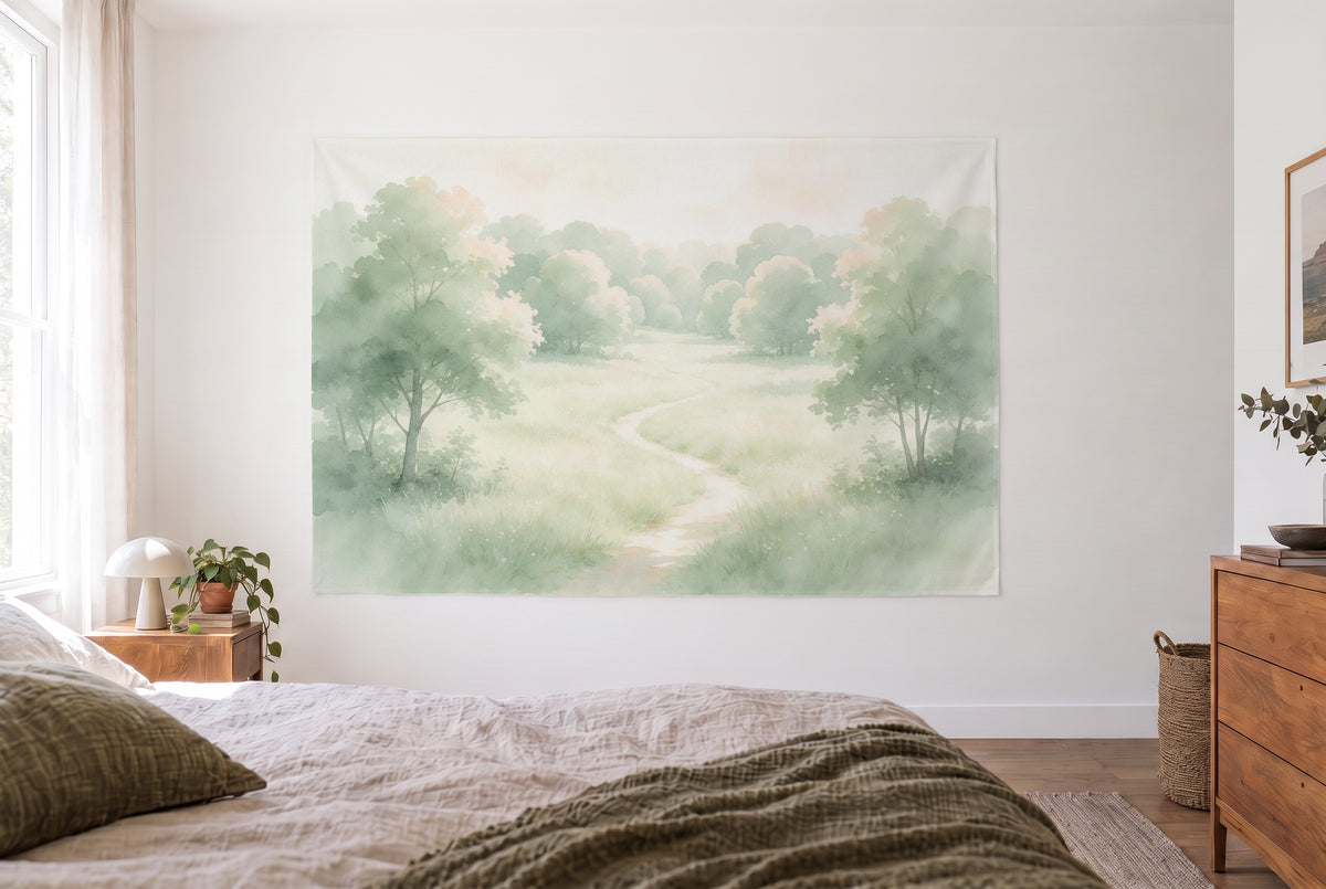 Wandtuch Waldwiese in Salbeigrün als Aquarell im hellen Schlafzimmer gegenüber dem Bett, rechts eine Holzkommode – Grün
