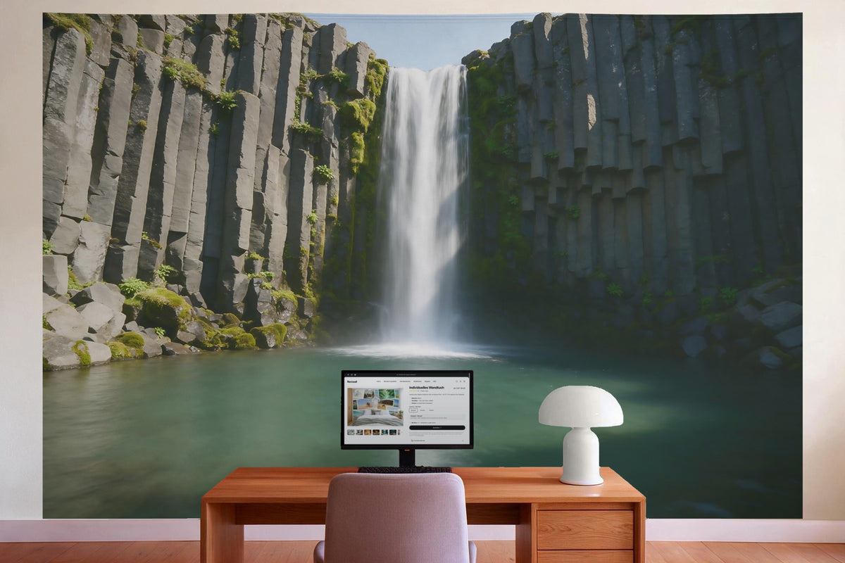 Decoración de pared en la oficina detrás del escritorio: tapiz de tela Cascada sobre rocas de basalto