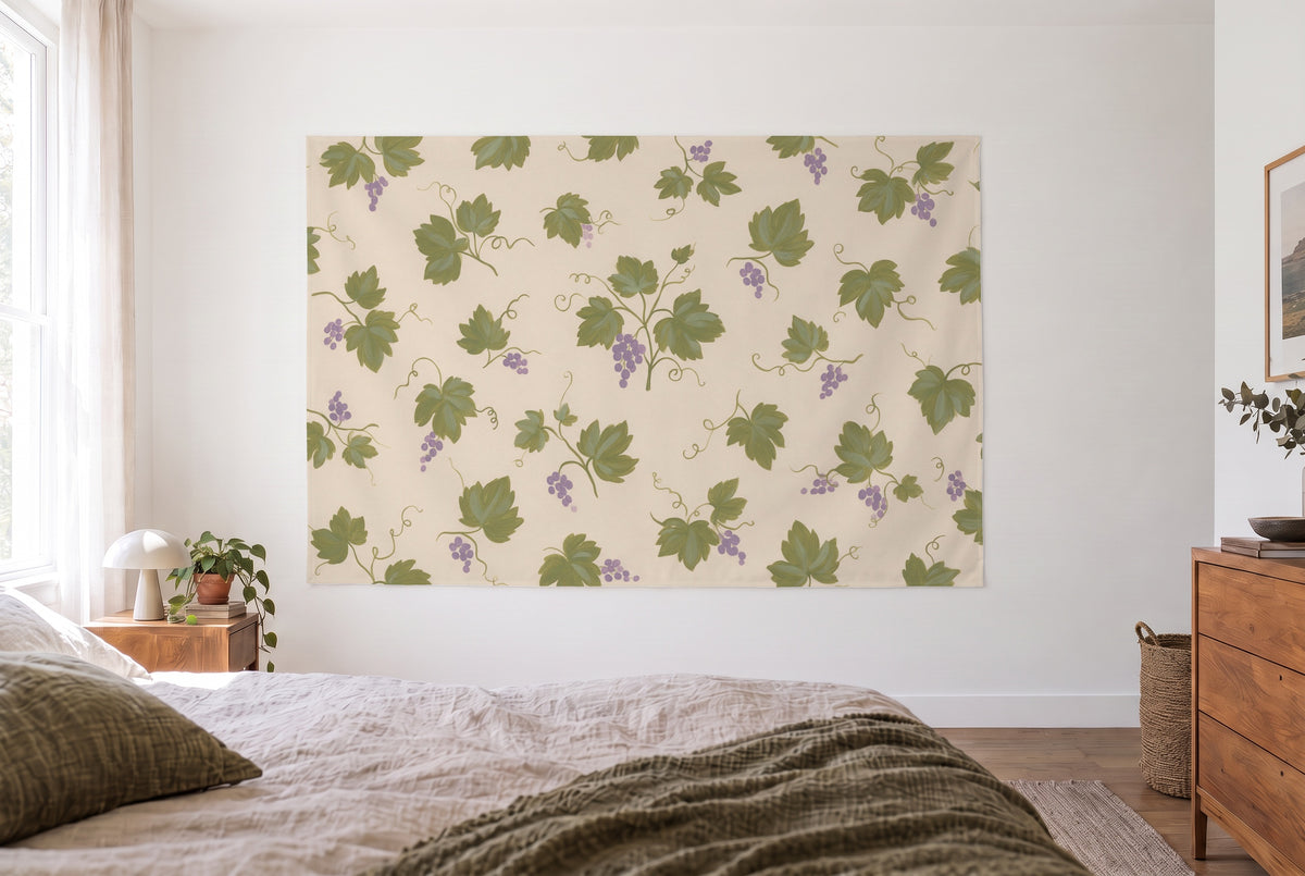Wandtuch Weinreben-Muster in Olivgrün im hellen Schlafzimmer gegenüber dem Bett, rechts eine Holzkommode – Grün und Beige