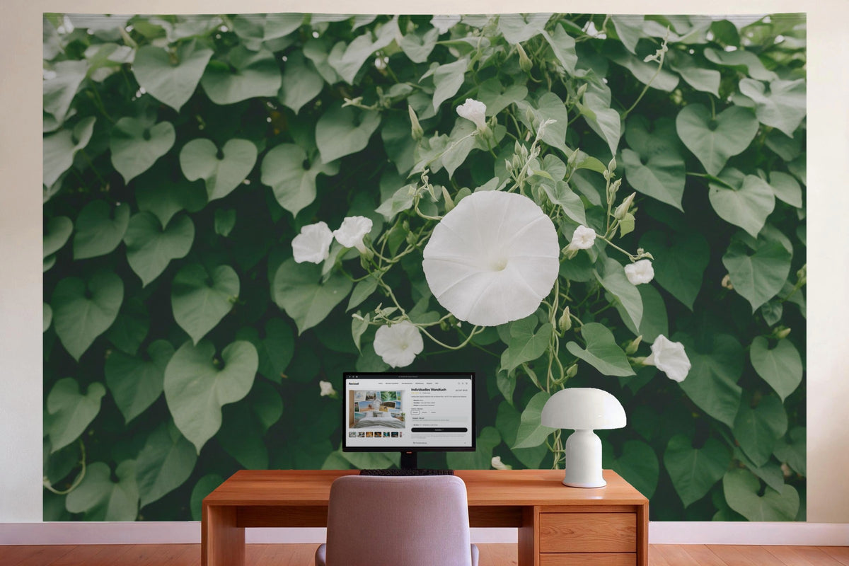 Wanddeko im Büro hinter dem Schreibtisch: Wandtuch Weisse Blumen der Mondwinde, auf Stoff gedruckt