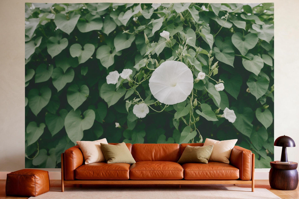 Wandtuch XXL Weisse Blumen der Mondwinde als Wanddeko im gemütlichen Wohnzimmer über dem Ledersofa