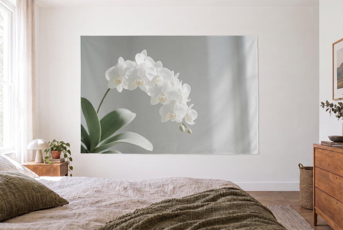 Wandtuch Weisse Orchideenrispe im hellen Schlafzimmer gegenüber dem Bett, rechts eine Holzkommode – Weiss, Grün und Grau