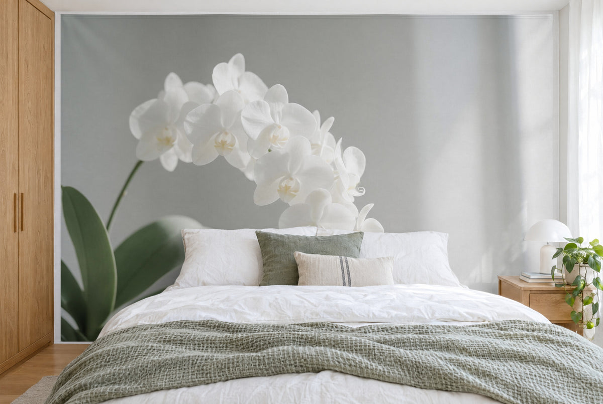 Bedruckter Stoff im XXL-Format: weisse Orchideenrispe oben links, grüne Blätter am Rand, wandfüllend hinter dem Bett