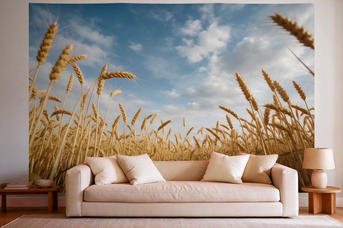 Tapiz de pared XXL Campo de trigo bajo cielo nublado como decoración en un salón luminoso sobre el sofá
