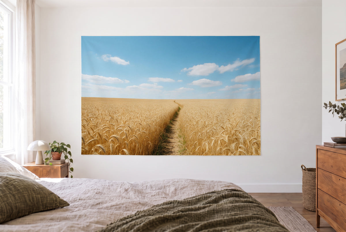 Wandtuch Weizenfeld mit Feldweg im hellen Schlafzimmer gegenüber dem Bett, rechts eine Holzkommode – Gold und Blau