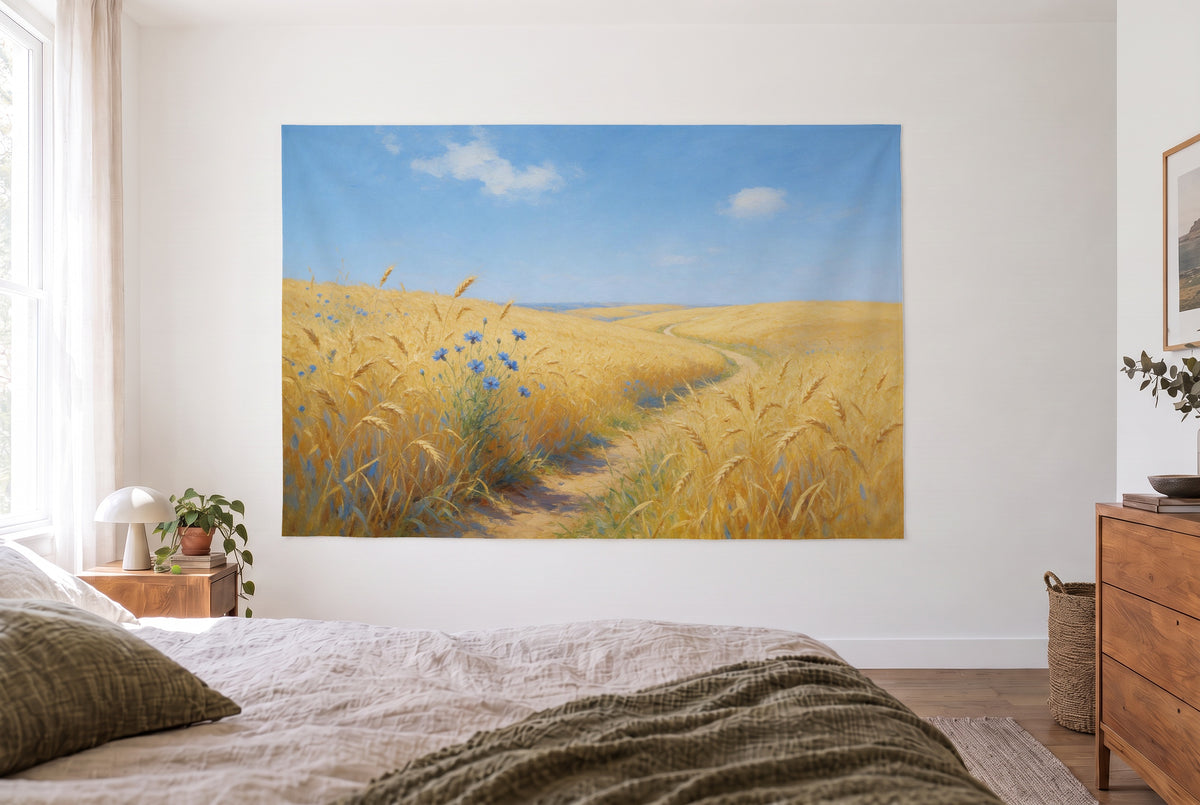 Wandtuch Weizenfeld mit Kornblumen im hellen Schlafzimmer gegenüber dem Bett, rechts eine Holzkommode – Gold und Blau