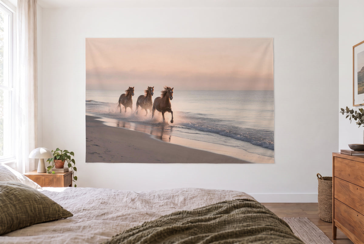 Wandtuch Wildpferde am Strand im hellen Schlafzimmer gegenüber dem Bett, rechts eine Holzkommode – Pfirsich und Grau