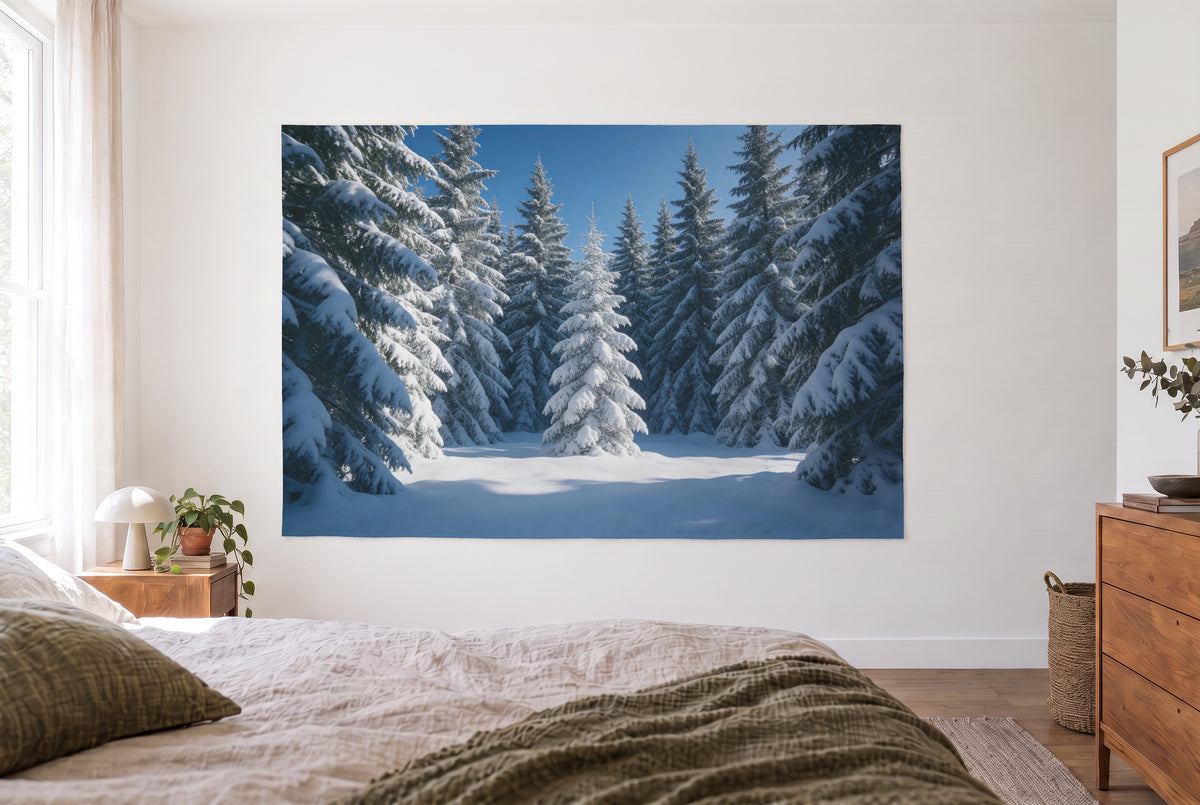 Tapiz bosque invernal nevado en el dormitorio claro frente a la cama, cómoda de madera a la derecha – blanco y azul