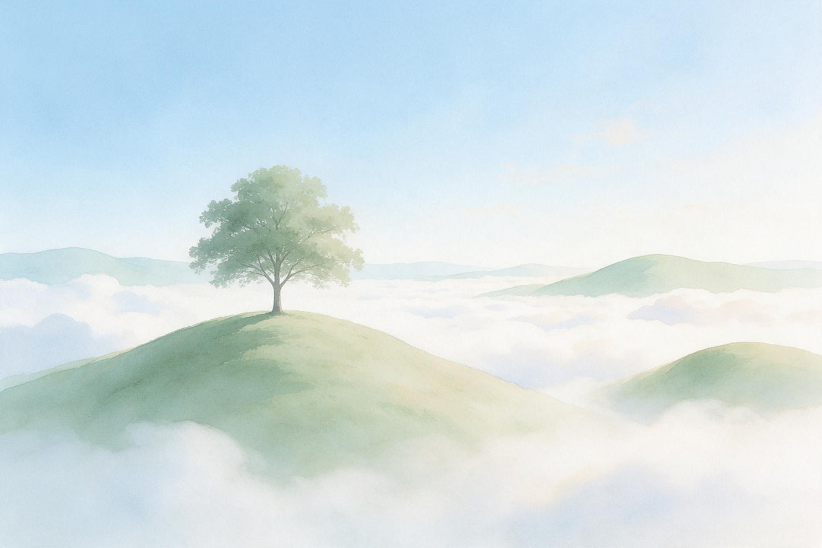 Wolkenmeer über grünen Hügeln mit einzelnem Baum links auf der Kuppe, als Wandtuch, auf Stoff gedruckt – Weiss, Grün und Blau