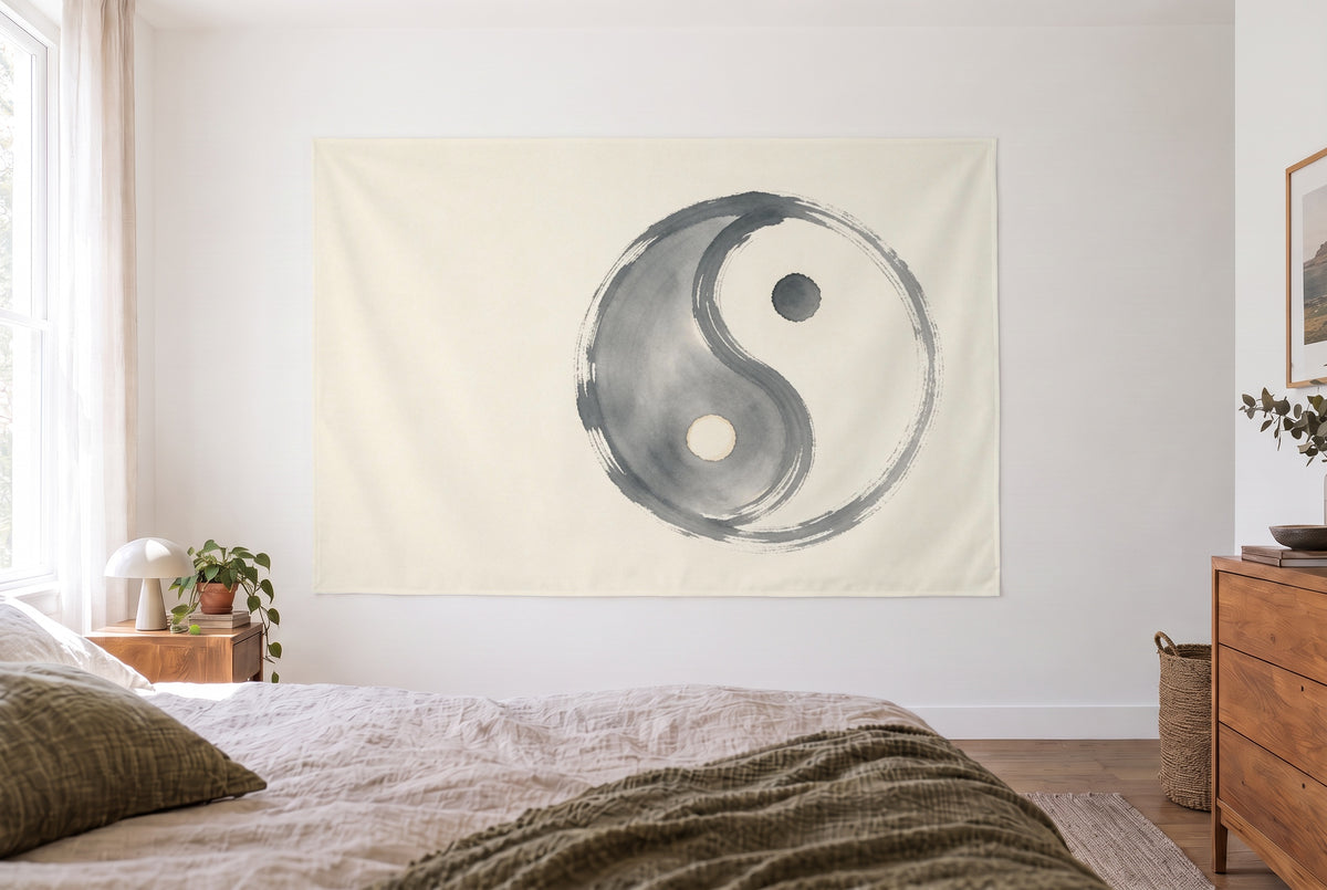Wandtuch Yin Yang in Tusche im hellen Schlafzimmer gegenüber dem Bett, rechts eine Holzkommode – Grau und Beige