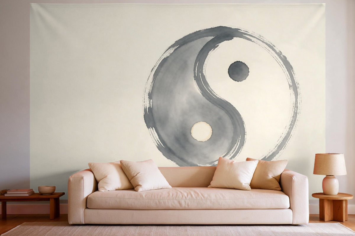 Decoración de pared en un salón luminoso sobre el sofá: tapiz de tela Yin yang en tinta