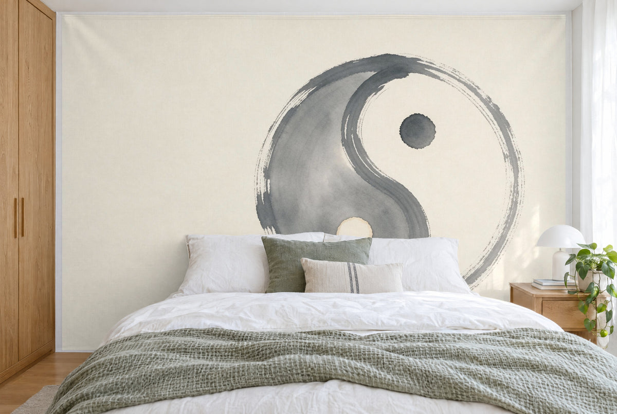 Bedruckter Stoff im XXL-Format: grauer Tuschekreis mit Yin Yang rechts, links helle Freifläche, wandfüllend hinter dem Bett