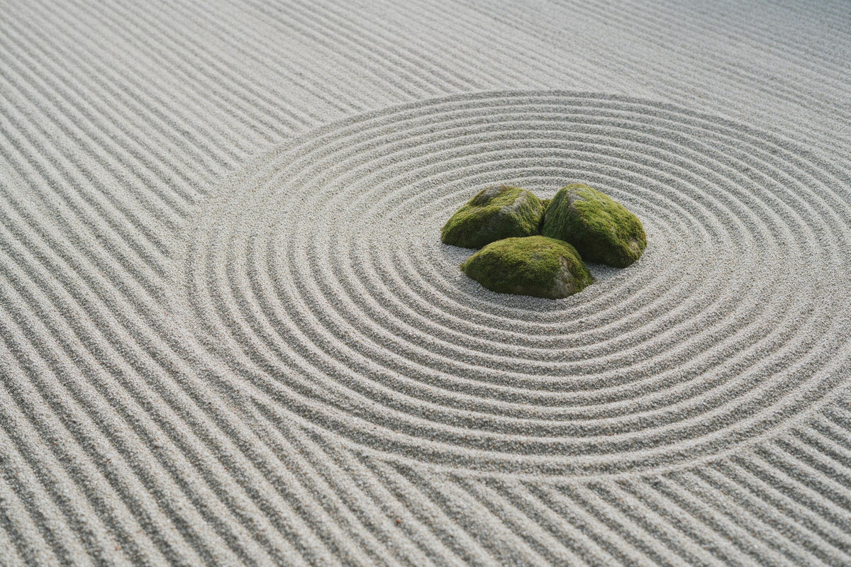 Jardín zen con grava rastrillada y tres piedras con musgo a la derecha del centro, tapiz impreso en tela – gris y verde