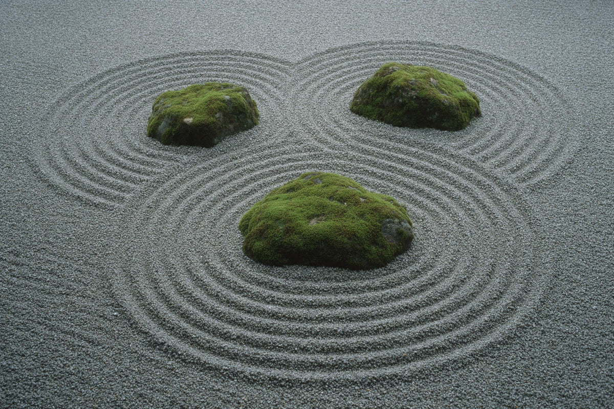Jardin zen avec trois pierres moussues dans des cercles de gravier ratissé, tenture murale imprimée sur tissu – gris et vert