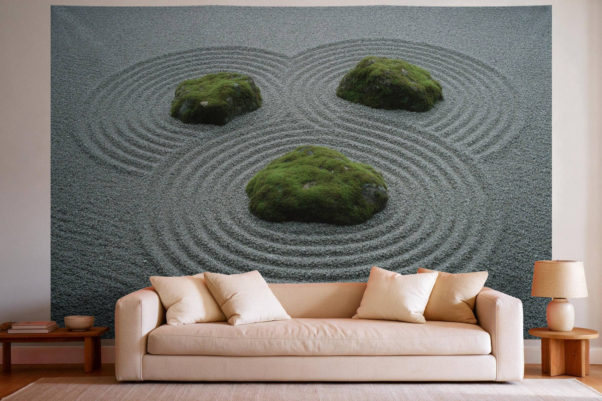 Déco murale dans un salon lumineux au-dessus du canapé : tenture murale Jardin zen au gravier ratissé, imprimée sur tissu
