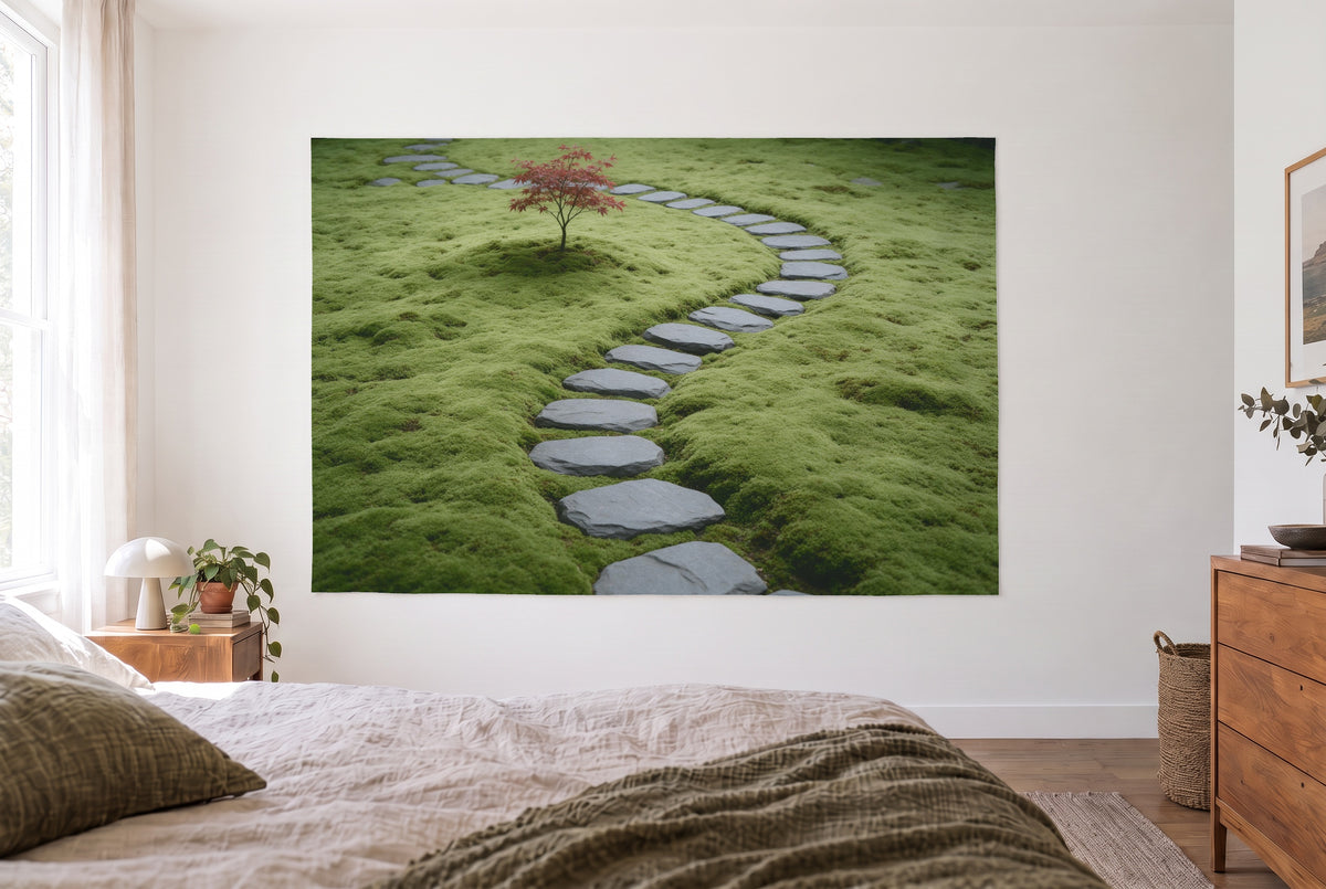 Tapiz jardín zen de musgo con piedras en el dormitorio frente a la cama, cómoda de madera a la derecha – verde gris rojo