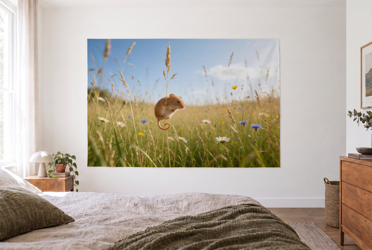 Wandtuch Zwergmaus am Grashalm im hellen Schlafzimmer gegenüber dem Bett, rechts eine Holzkommode – Grün, Gelb und Blau