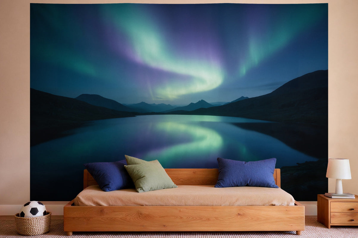 Déco murale dans une chambre de garçon : tenture murale avec des aurores boréales sur un lac de montagne imprimée sur tissu
