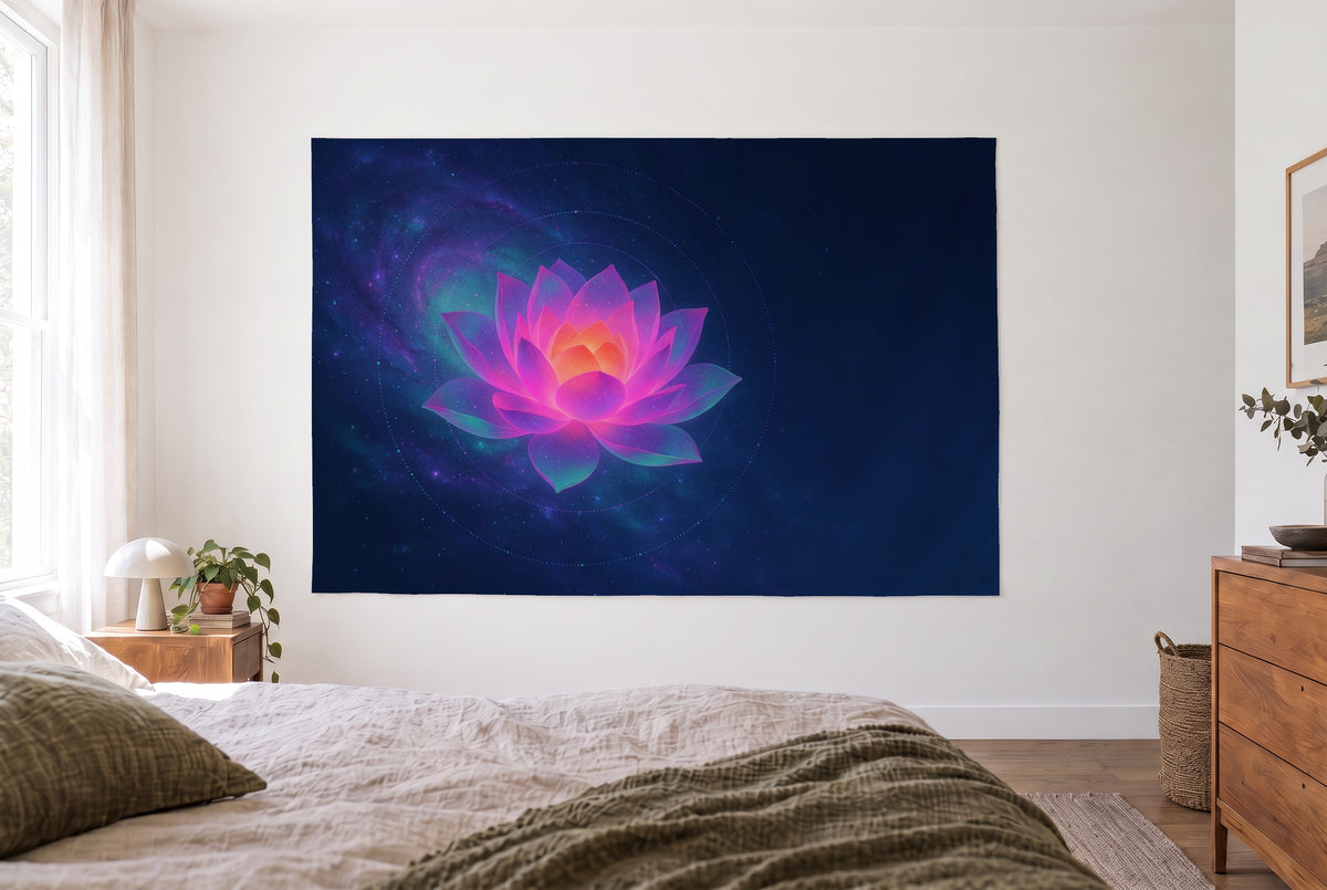 Wandtuch Kosmischer Lotus vor einer Galaxie im hellen Schlafzimmer gegenüber dem Bett, rechts eine Holzkommode – Magenta