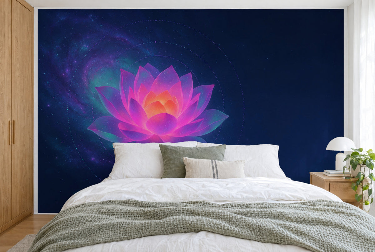 Bedruckter Stoff im XXL-Format: Lotusblüte links vor einer Spiralgalaxie mit feinen Ringen, wandfüllend hinter dem Bett