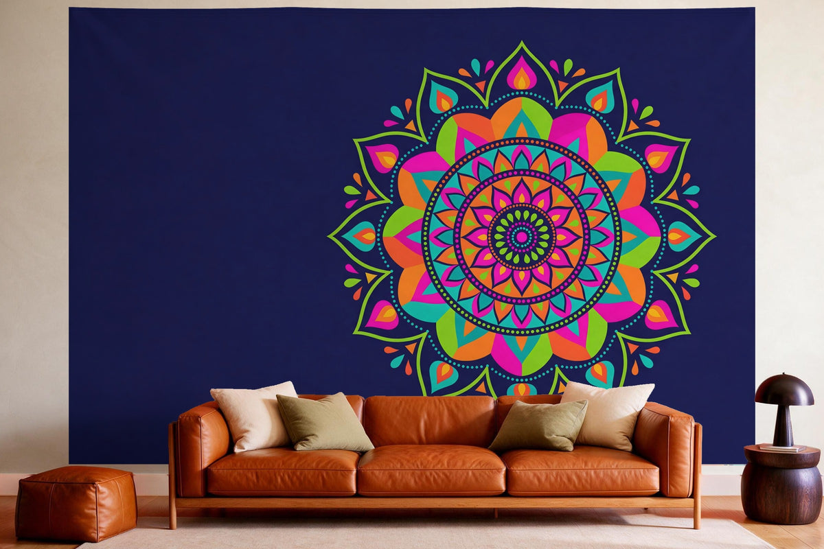 Wanddeko im gemütlichen Wohnzimmer über dem Ledersofa: Wandtuch Neon-Mandala auf Nachtblau, auf Stoff gedruckt