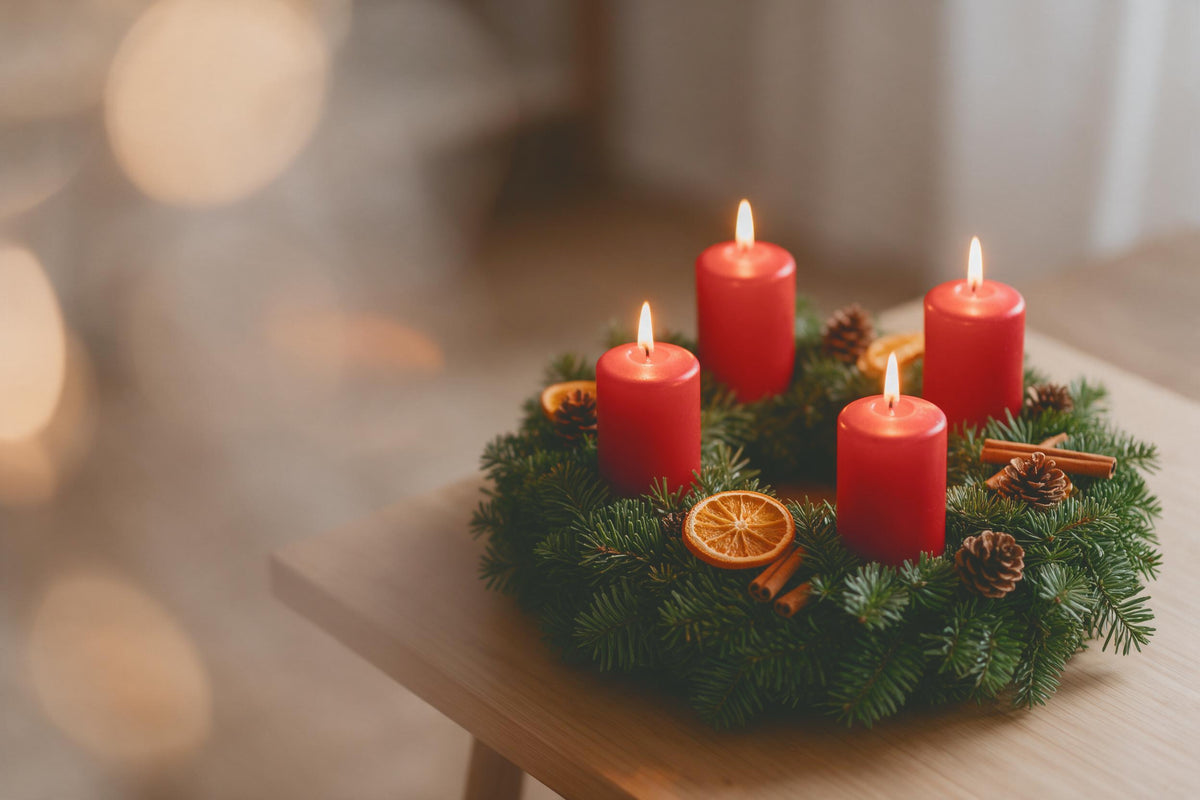 Adventskranz aus Tannenzweigen mit vier brennenden roten Kerzen rechts, als Wandtuch, auf Stoff gedruckt – Grün und Rot