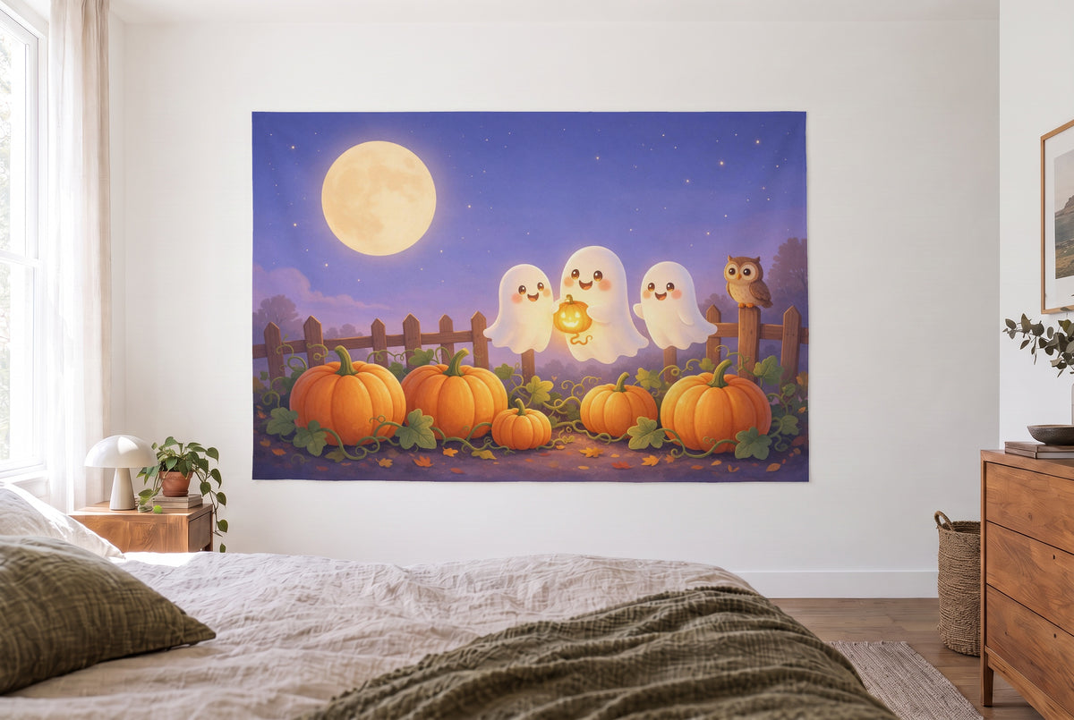 Wandtuch Halloween-Gespenster im Kürbisbeet im hellen Schlafzimmer gegenüber dem Bett, rechts eine Holzkommode – Violett
